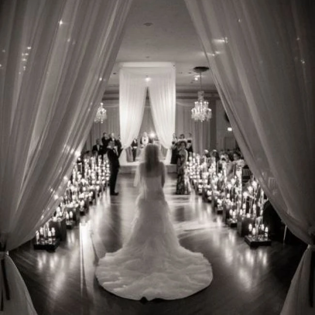 Dekoracje ślubne ze świecami sypanymi LEDOM: trendy i inspiracje